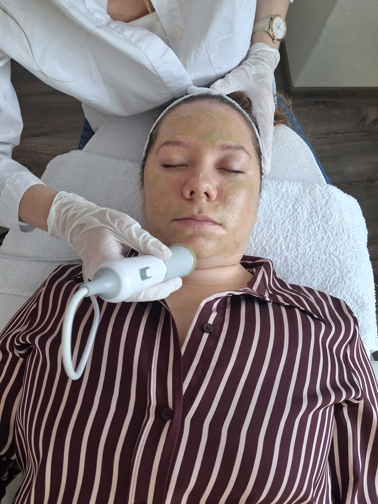 Klientka počas ošetrenia s individuálnou starostlivosťou o pleť