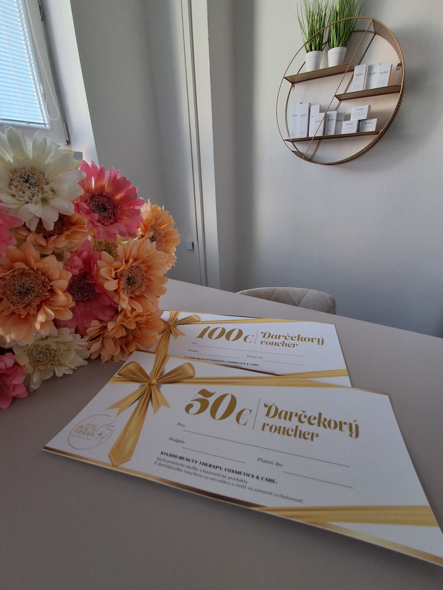 Darčekové poukážky Studio Beauty Therapy s kyticou kvetov